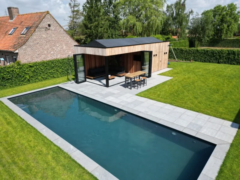 poolhouse met zonnepanelen